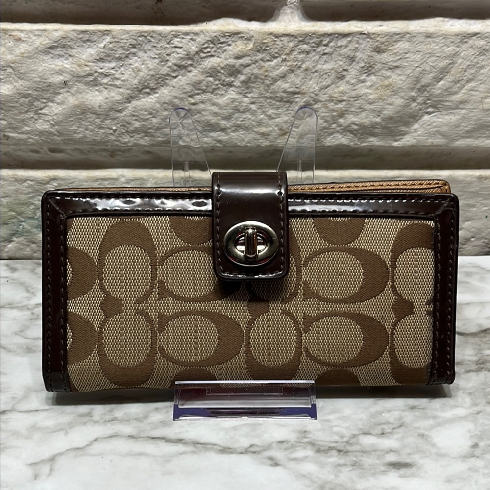 COACH TWIST LOCK TRI FOLD WALLET CANVAS AND LEATHER TRIM. IN EUC